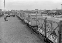 169742 Afbeelding van het vervoer van gesloten autolaadkisten van de N.S. van de NV rijwielonderdelen- en buizenfabriek ...